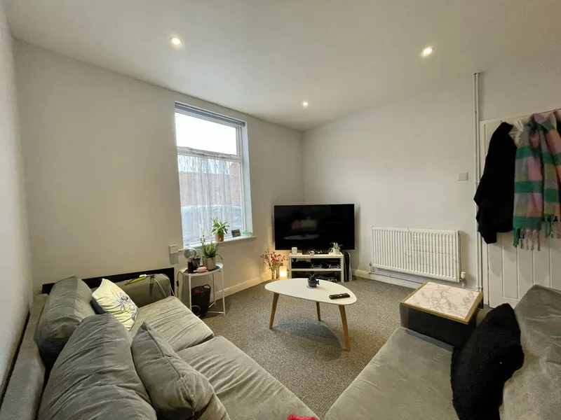 Spacious 2 Bed House // JUL 2026 - Image 3
